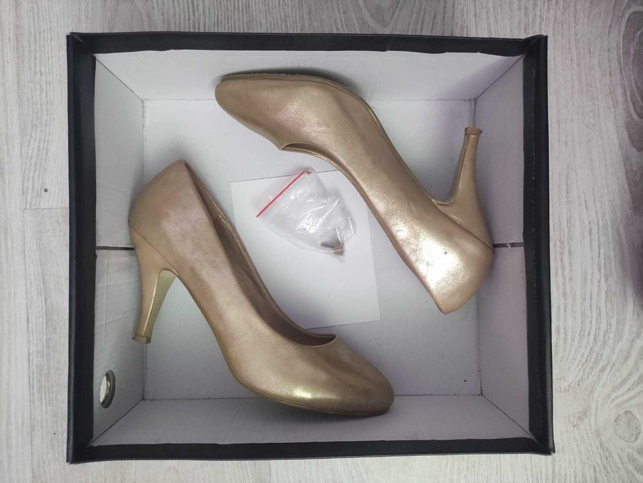 Pantofi aurii cu toc