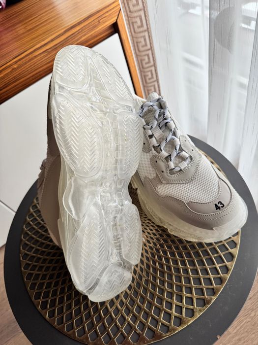 Vând adidași Balenciaga, mărimea 43, noi, nepurtati, fără cutie.  * Mărime: 43 * Stare: noi * Cutie: nu * Model: Balenciaga * Preț: negociabi