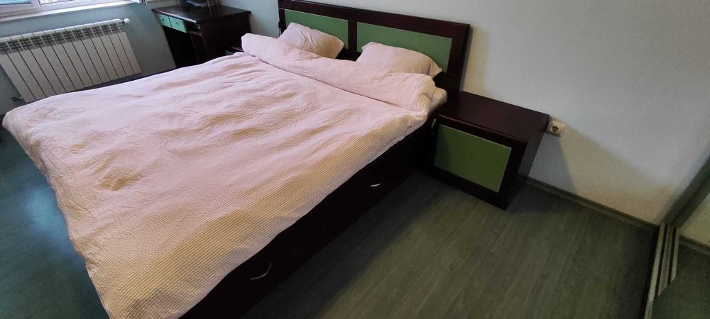 Стилна спалня с чекмеджета за съхранение + нощни шкафчета