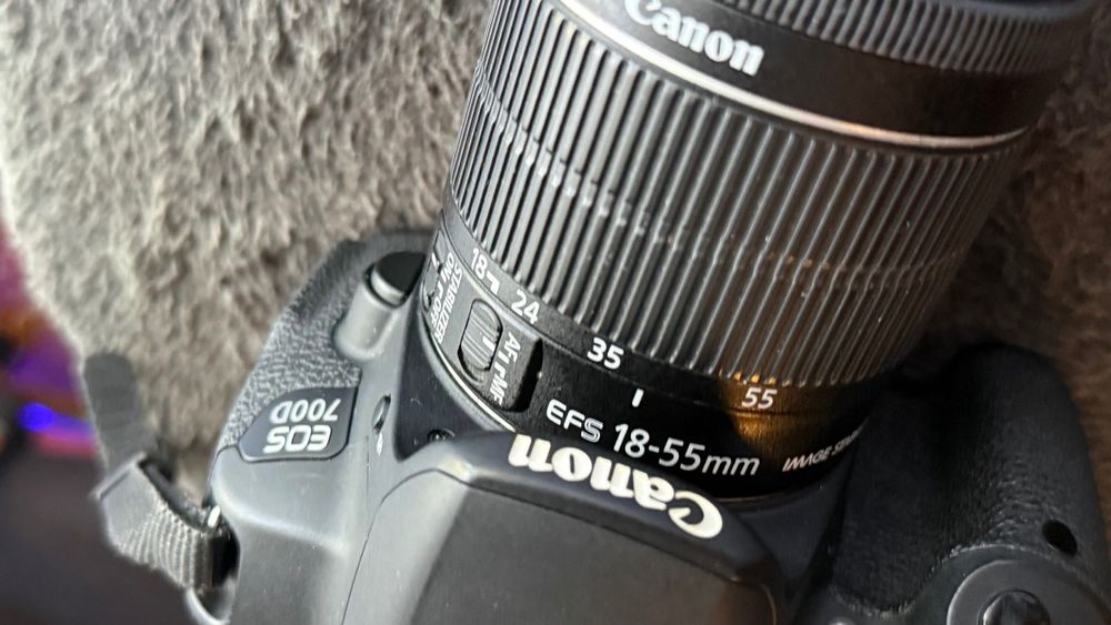 Canon 700D + Canon EF-S 18-55mm f / 3.5-5.6 IS STM
