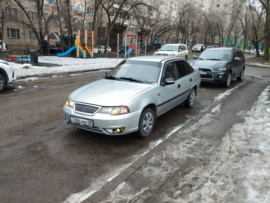 Daewoo Nexia 2 серебристый