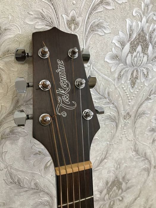Электро-акустическая гитара Takamine