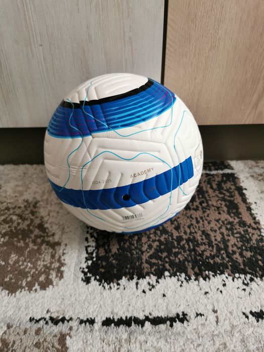 Футболна топка за тренировки и мачове. Чисто нова. Размер 5