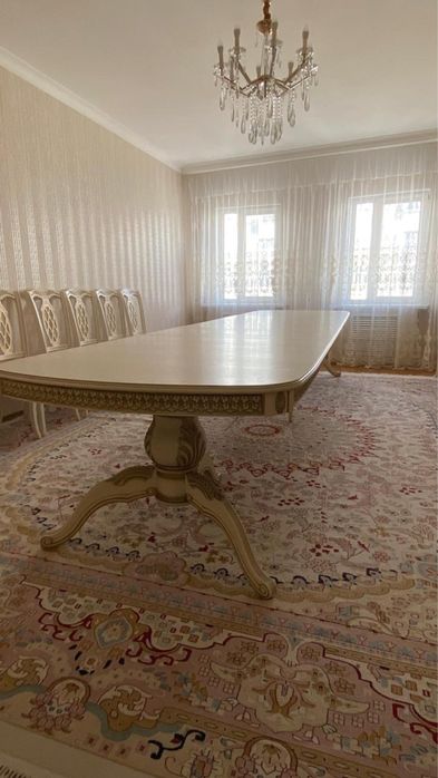 Продается гостиный стол из массива дерева