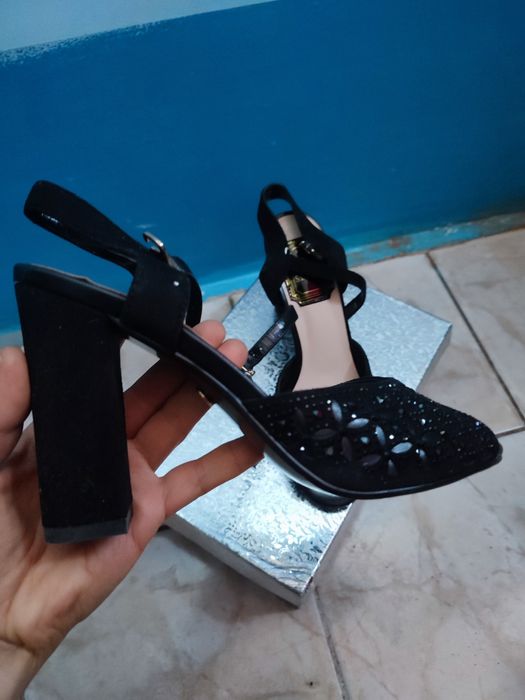 Продам туфли босоножки