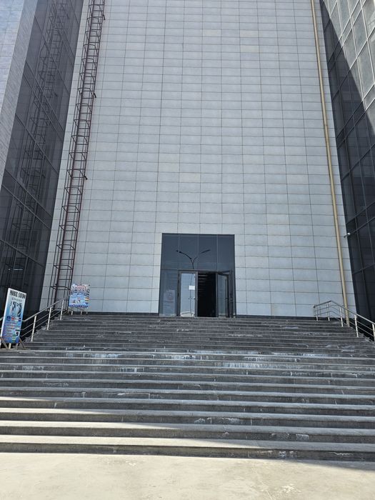 КАРВОН ШОПИНГНИ 1 этожиндо 245  дукон срочни сотилоди