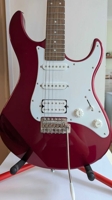 Продам элеткрогитару YAMAHA PACIFICA012