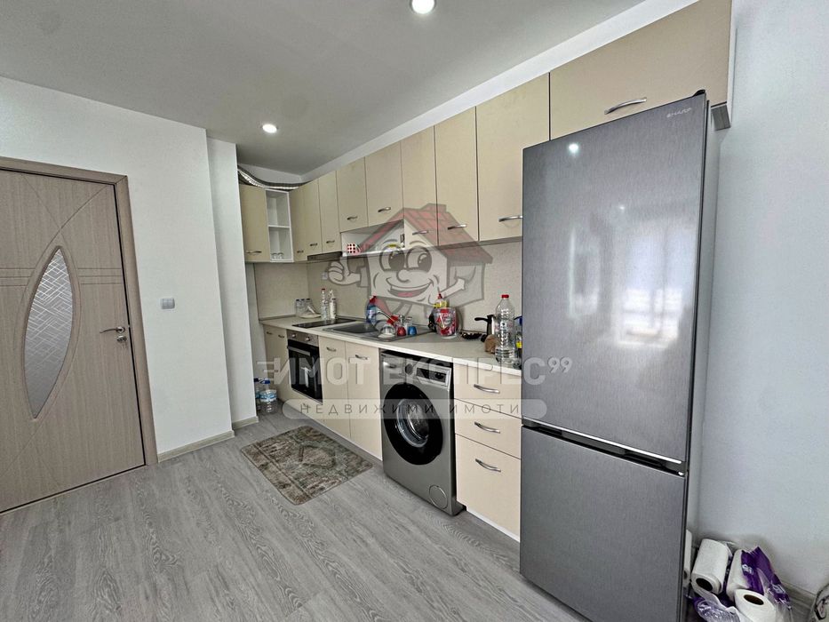 Обзаведен тристаен апартамент, нов, панорамна гледка, кв.Баба Тонка