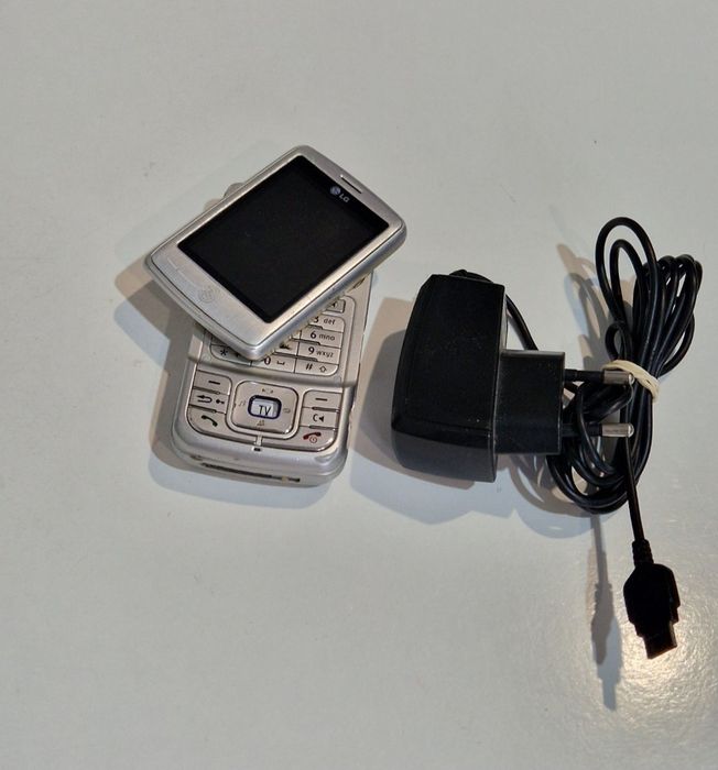 Telefon lg cu display rotativ