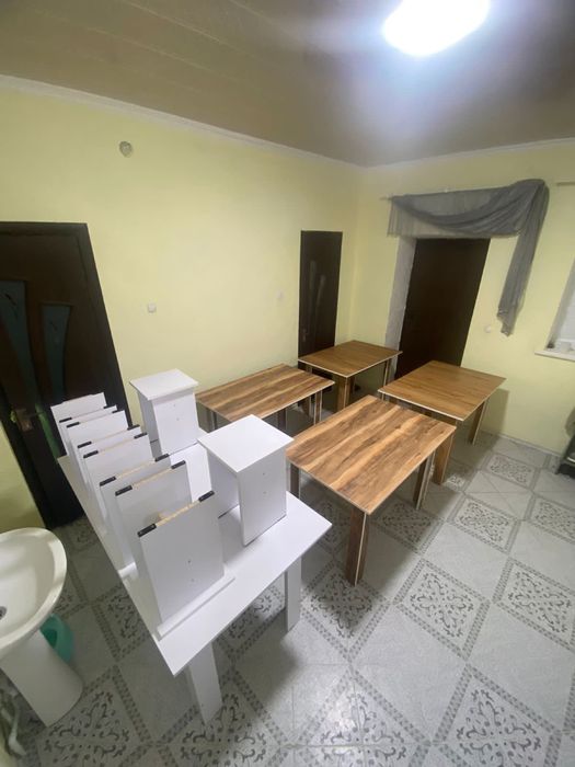 Стол и табуретка