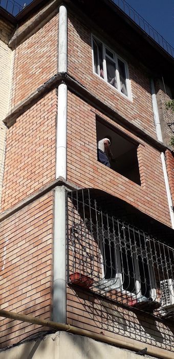 Кладка кирпича и ремонт балконов установка новые решотки козерки рамы