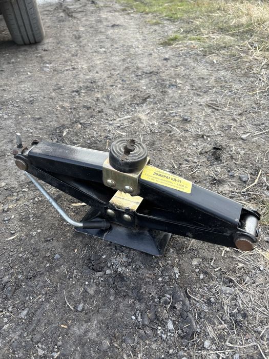 Продам автомобильный домкрат