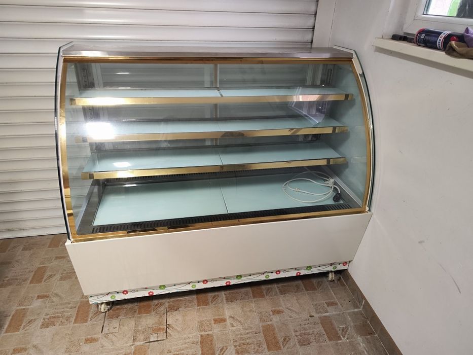 Сладкарска витрина