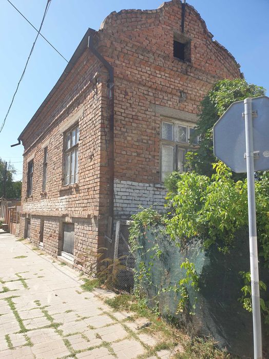 Къща с двор  в Боруна