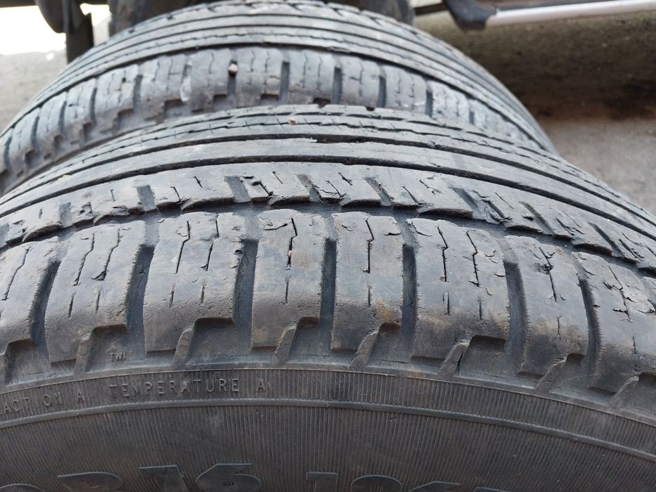 2 шины Nokian 235 70 R16.