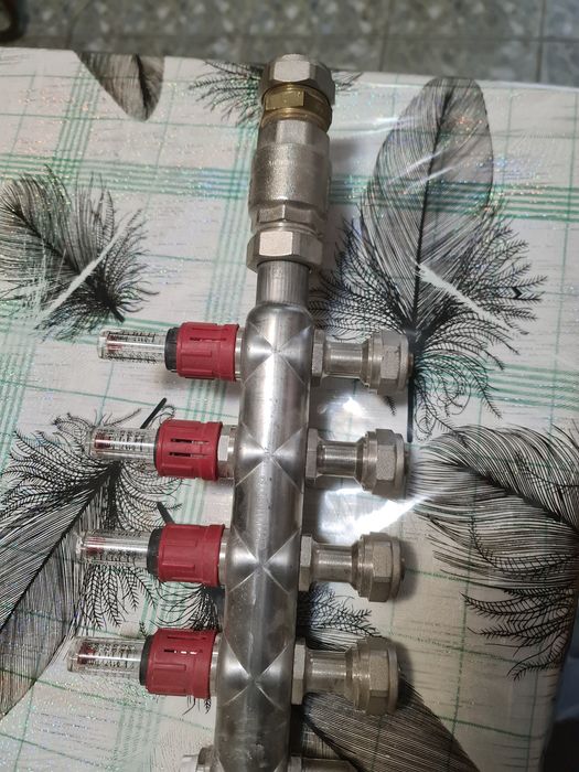 Kit complet colector Ambiente 4 circuite încălzire în pardoseală – debitmetre + actuatoare 230V – aproape nou, din UK