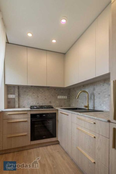 Дава се под наем Двустаен апартамент в Бургас, Славейков - 62 кв.м за 382.5 € - Снимка #1