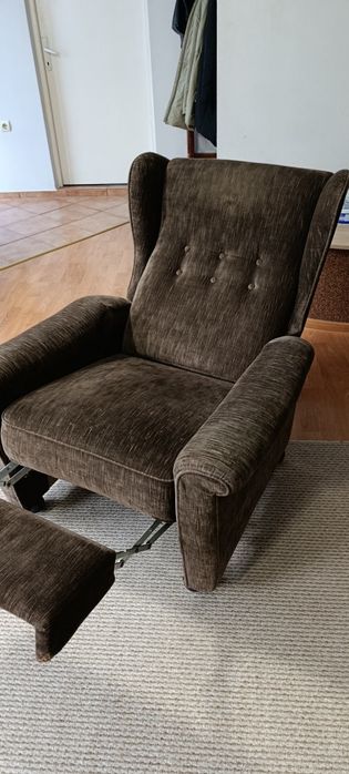 Doua fotolii unul piele și unul textil