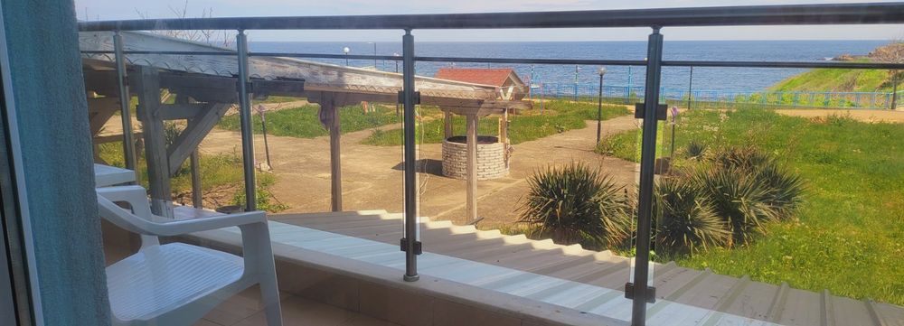 Апартамент две стаи първа линия  цената е  за 5 месеца