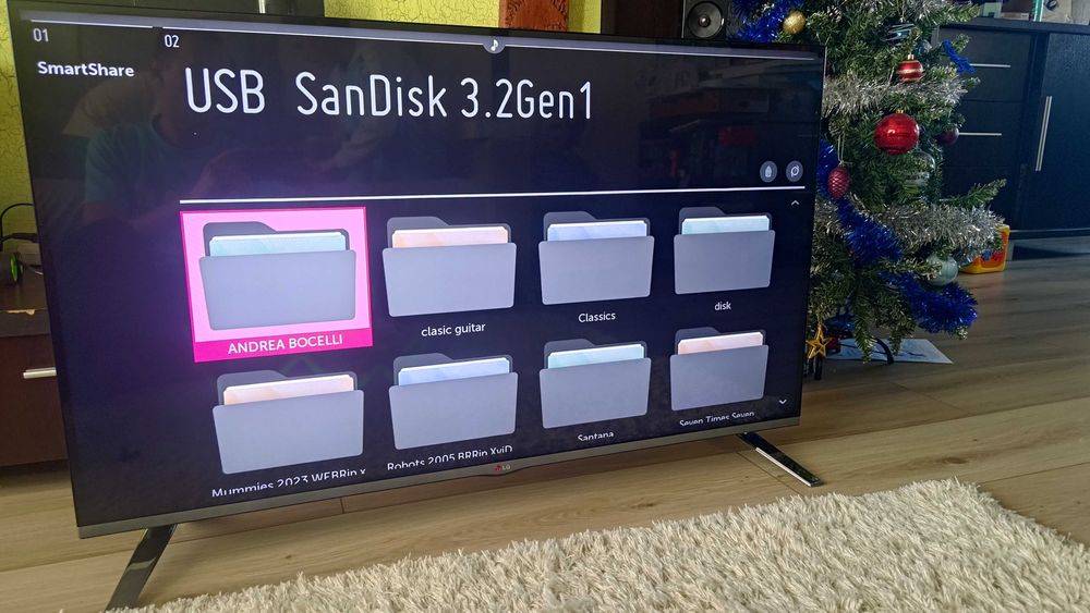 Smart телевизор LG 47 инча + стойка за стена