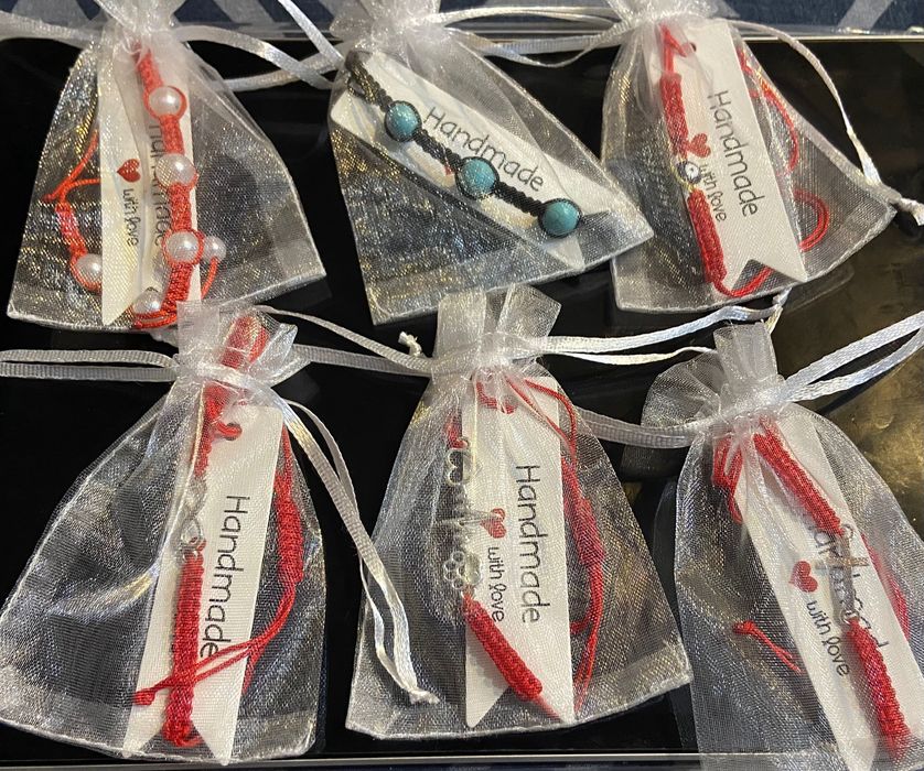 Гривна червен конец