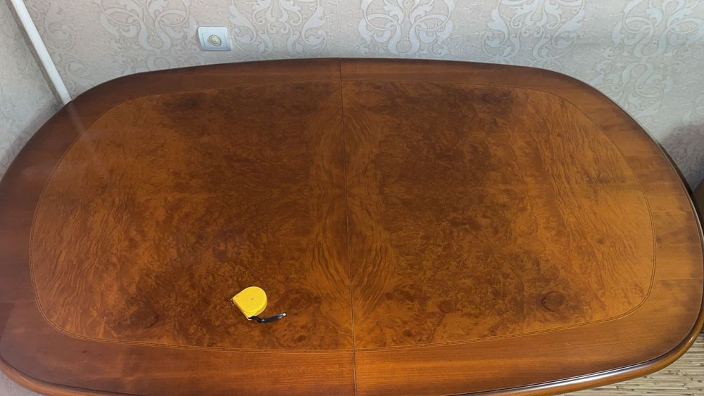 Срочно стол для зала гостиной