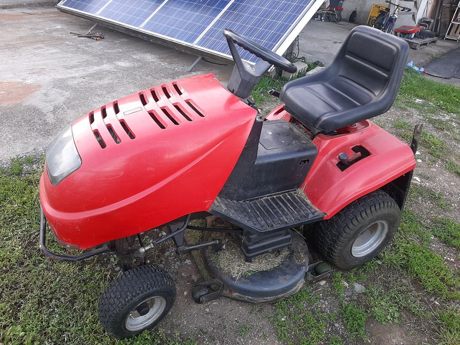 Mașina tractoras de tuns iarba