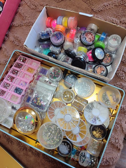 Стразы, втирки, пигменты