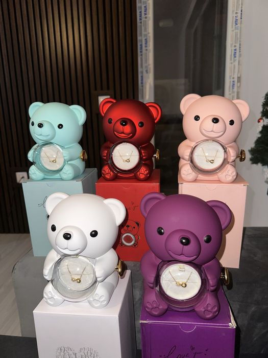 Луксозно Подаръчно Мече с Роза и Колие- Перфектният Романтичен Подарък