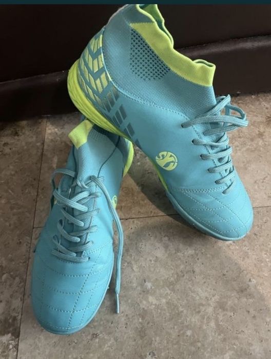 Vand adidasi pentru sintetic.