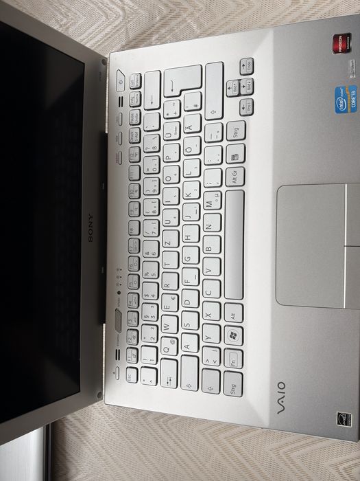 Лаптоп Sony VAIO – Intel Core i3, 6GB RAM, AMD Radeon HD 7400M