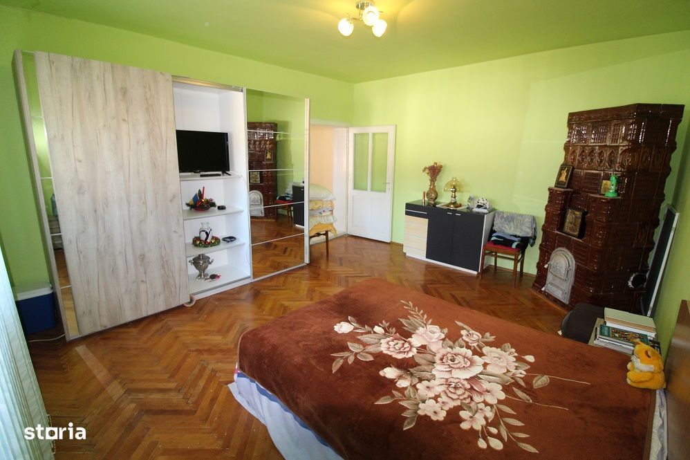 Vând casă P+E+Pod în Hațeg, teren 700 mp, garaj, filigorie...