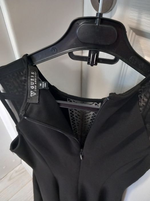 Vand rochita s,purtata 1 data,10 min,pt poza album.