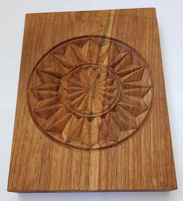 Tablou din lemn de nuc în ulei, sculptat manual