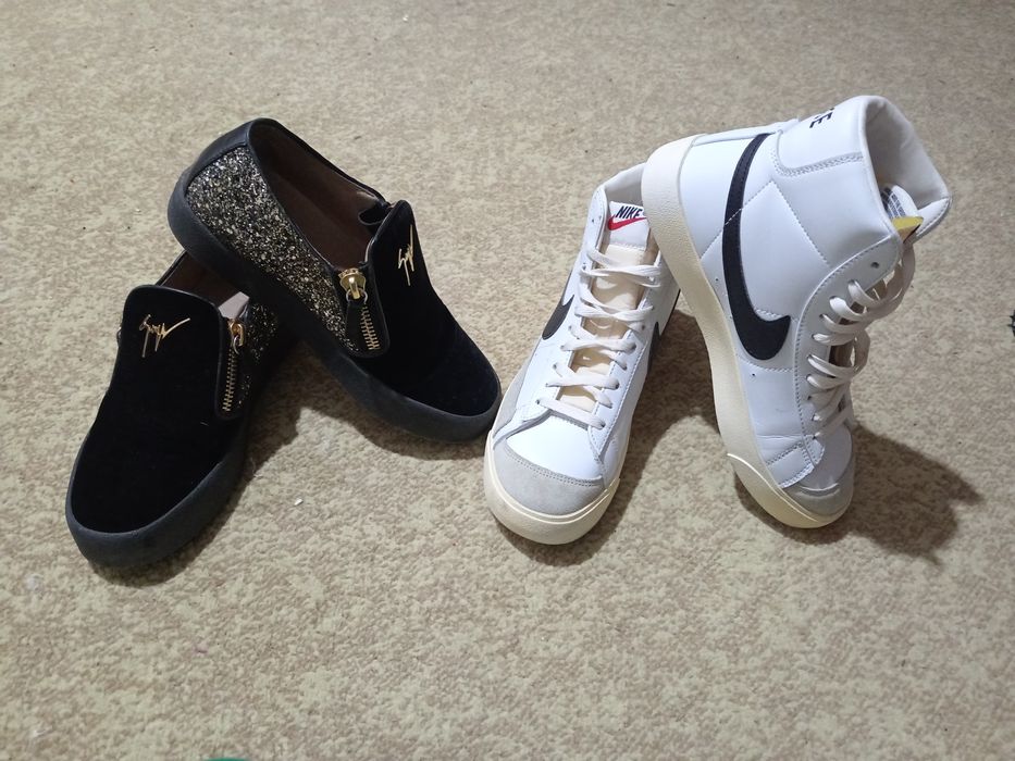 Oyoq kiyimlar sotiladi