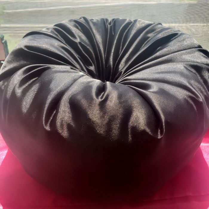Perna Satin cu nasture cristal .