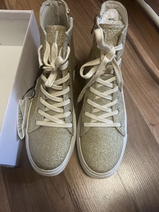 Дамски златисти кецове Скалпърс