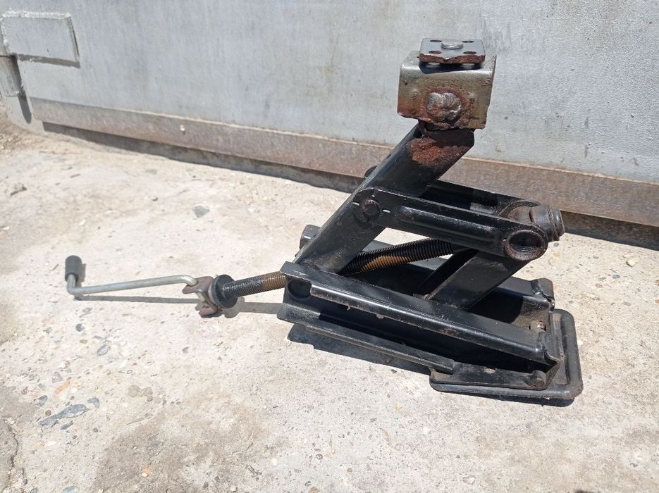 Домкрат для легкового автомобиля