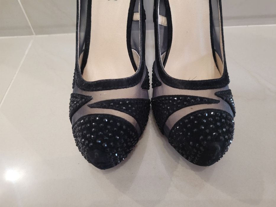 Черни високи обувки с камъни