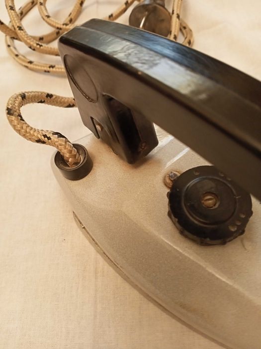 Продам маленький утюжок.