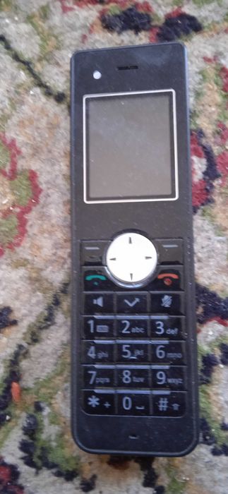 Стационарен телефон и зарядни устройства за мобилни телефони.