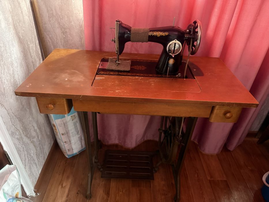 Швейная машинка в рабочем состоянии.