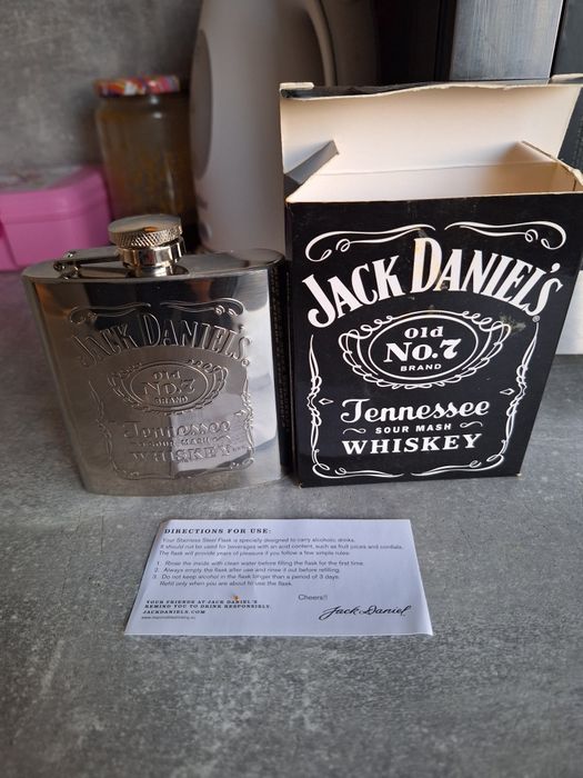 Jack Daniels плоско метално шише , блутут колонка и powerbank