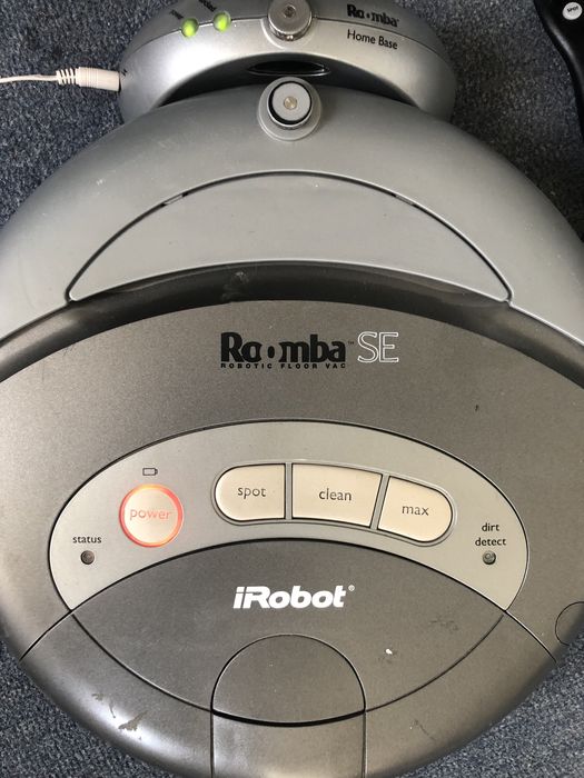 Robot roomba se cu baza di incarcator