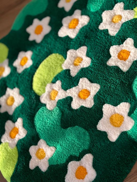 Ръчно изработен тафтингов килим с маргаритки – пухкав и цветен дизайн