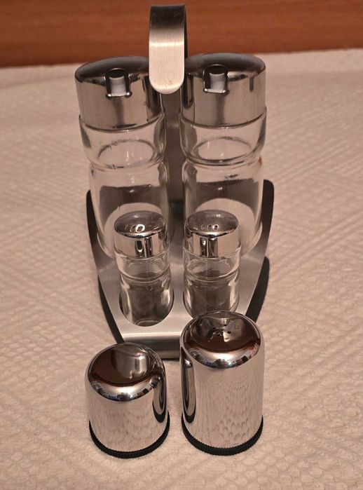 Platou cu farfurii de dulceață și ustensile de bucătărie