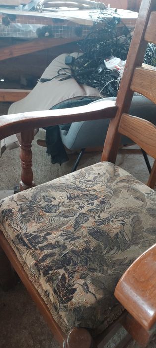 Vând scaune vintage din lemn masiv