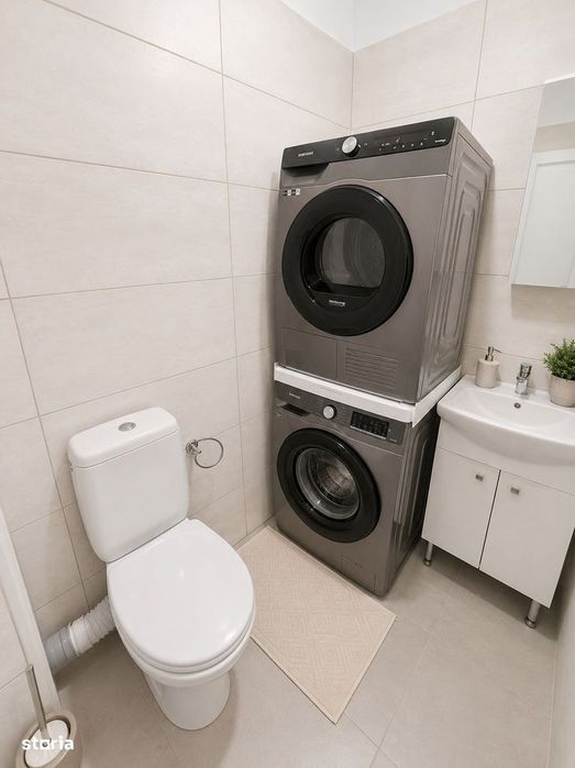Apartament 3 camere, balcon, debara si loc de parcare privat.