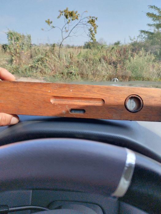 Nivela veche din lemn in stare buna