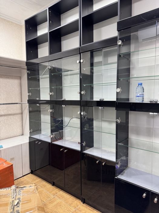 Почти 9 погонных метров Шкаф , полки , витрина для магазина